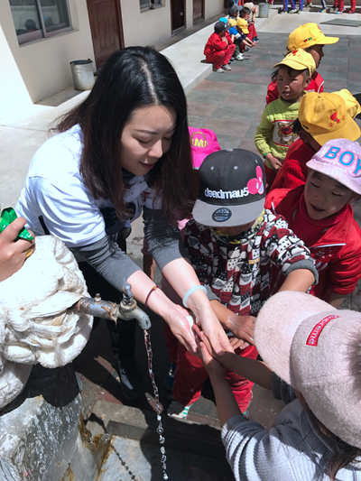 陈飞和西藏幼儿园孩子在一起.图片由本人提供