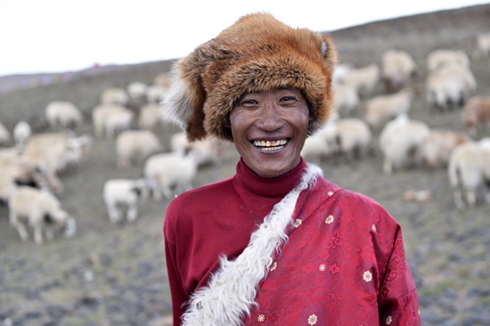 荣玛乡牧民仁增在搬迁前放羊.