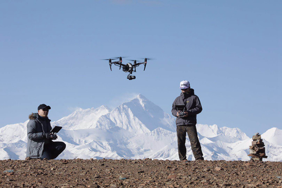 无人机驾驶员郑国强和张晶在珠穆朗玛峰拍摄纪录片时的工作场景.
