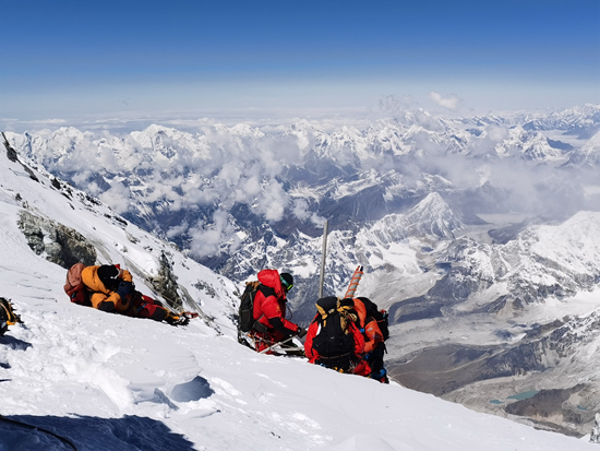 珠峰科考队员架设世界海拔最高的自动气象站