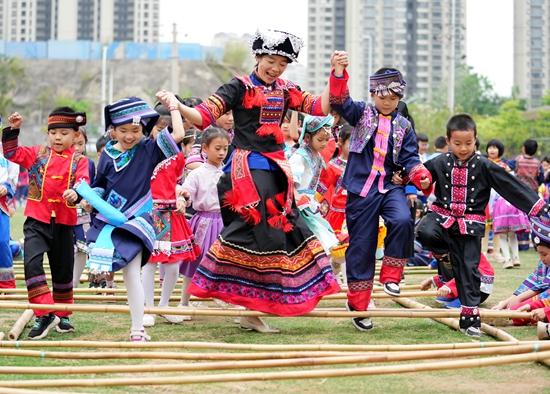 广西南宁市邕宁区江湾路小学师生一起跳竹竿舞