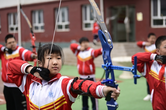 围场县第一小学学生练习射箭