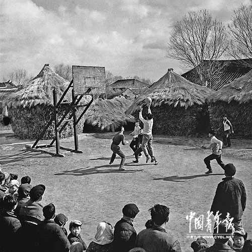 上海青浦县任屯村的举行篮球比赛