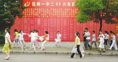 高考 神话 吸引万人 留学 