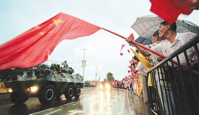 1997年7月1日大雨滂沱,上水市民欢迎解放军进驻香港.