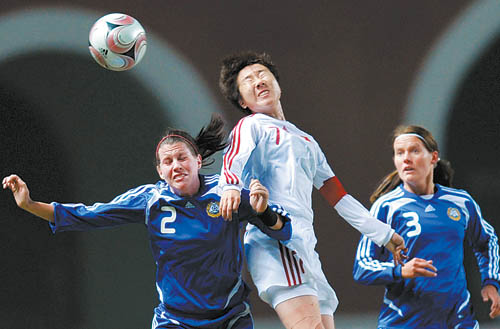 中国女足在广州四国赛上以1∶0击败芬兰队