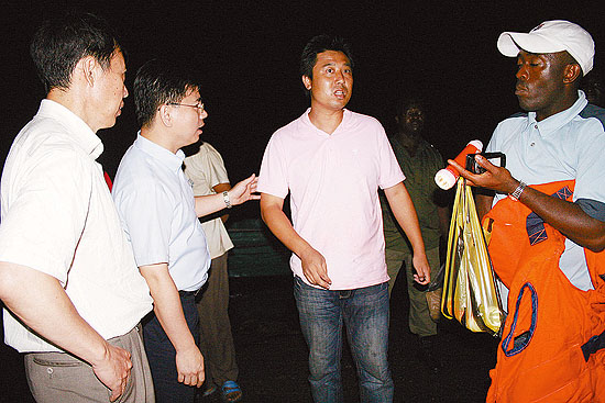 获释中国渔民抵达喀麦隆西部港口林贝