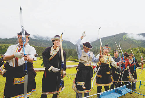 朗生态旅游村内 br 当地村民给游客展示响箭