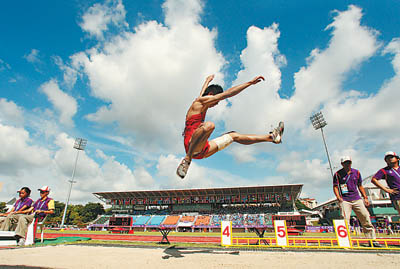 中国选手黄海炳在青奥会男子跳远比赛中