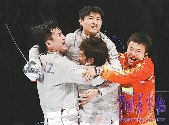 中国队获得广州亚运会男子佩剑团体金牌