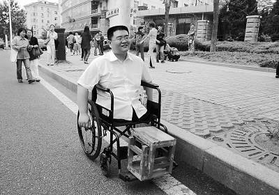 青岛:残疾小伙坐轮椅参加公务员考试