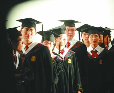 3、广州大学毕业证图片： 大学毕业证是什么样子的