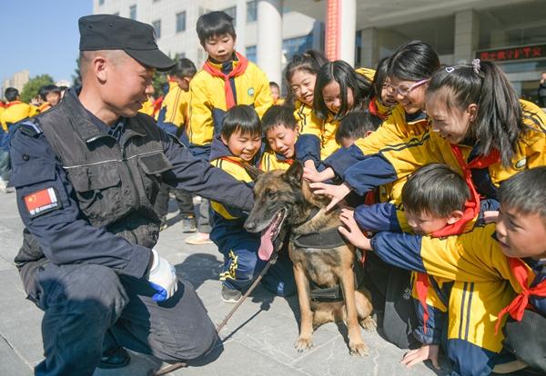 学生们近距离接触警犬