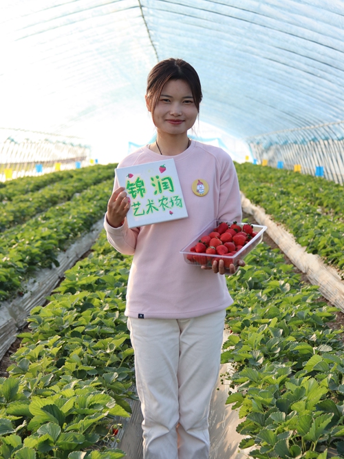 團安徽省委宣傳部供圖學藝術設計專業的00後女孩王鶴畢業後回老家種起