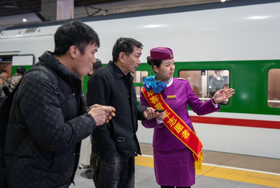 东北妹子值守川青铁路春运