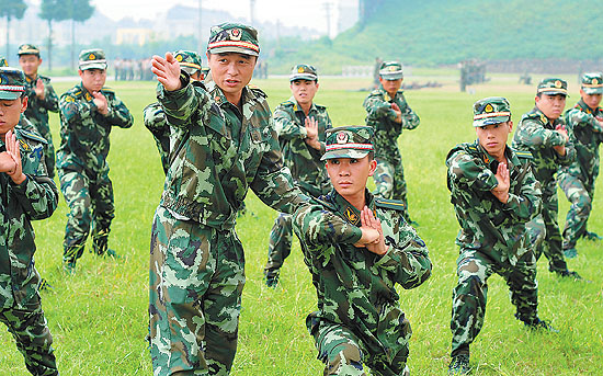 9月13日,武警合肥指挥学院教员在为国防生纠正军体拳动作