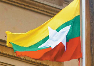 缅甸启用新国旗新国徽