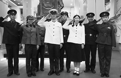 70年代白色警服图片