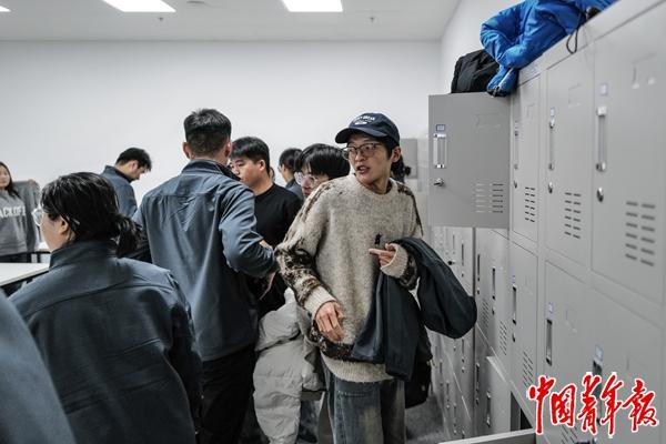 我在训练场教机器人学“做人”